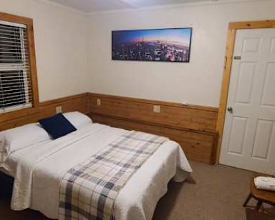 Available on: now. Furnished. Pet friendly. Parking available * Internet included * LGBTQ+ friendly * Cat friendly * Students welcome. Located in beautiful Lake Arrowhead access to beaches and lakefront paths year round, this is 1 bedroom for rent, shared kitchen and bathroom. Seeking non smoking working adults, as you will have 2 roommates. Kitchenette has new appliances, Deck is quite large a...