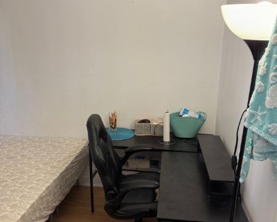 Total rooms: 2. Deposit: $0.00 * Utilities included?: Yes. No preference. Non-smoking. Not for couples. Furnishings: Furnished * Parking: Yes * Disabled access: * Living room: No * Broadband included: Yes. Availability Available Nov 24 2025 Minimum term None Maximum term None. Looking for someone to take over one bedroom in a 2 bed / 2 bath apartment in a safe, quiet area just 15 minutes from t...