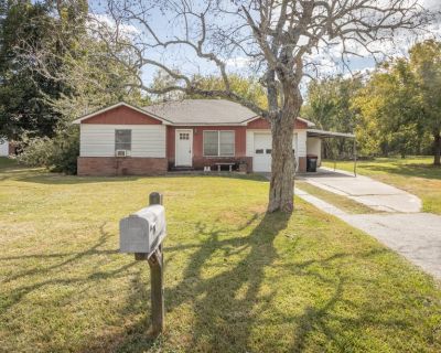 2 Bedroom 1BA 1095 ft Single Family House For Sale in Baytown, TX