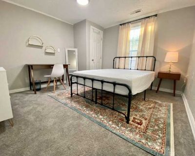 Private room with shared bathroom in a House with 4 roomies