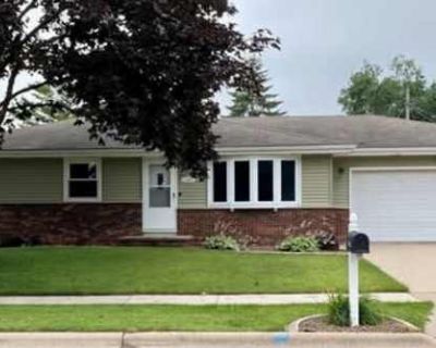 3 Bedroom 1.5BA 1200 ft Apartment For Rent in Neenah, WI