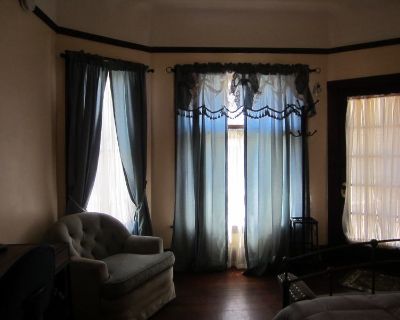 Deposit: $1,400.00 * Utilities included?: No * Fees apply?: No. References are not required. Non-smoking. Furnishings: Furnished * Disabled access: * Living room: shared. Availability Available Dec 20 2025 Minimum term 1 month Maximum term None. Furnished Edwardian period bedroom centrally located next to downtown San Jose, SJSU. Two shared bathrooms, one with claw foot tub, tenant will have ac...