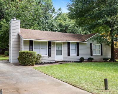 3 Bedroom 2BA 1028 ft Single Family House For Sale in Riverdale, GA
