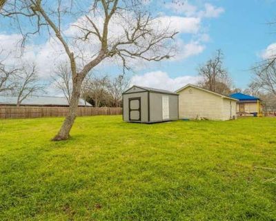 5 Bedroom 1BA Single Family Home For Sale in WEIMAR, TX