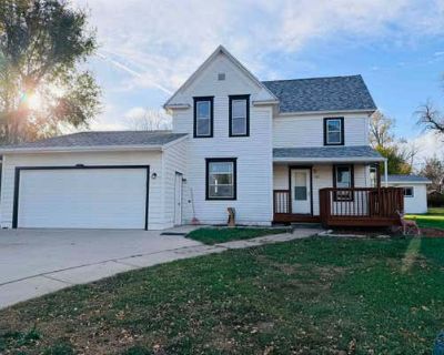 4 Bedroom 2BA 1405 ft Single Family Home For Sale in LENNOX, SD