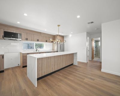 3 Bedroom 3BA 1300 ft Apartment For Rent in Los Angeles, CA