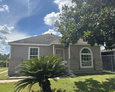 2 Bedroom 1BA 942 ft Single-Family House For Sale in Houston, TX