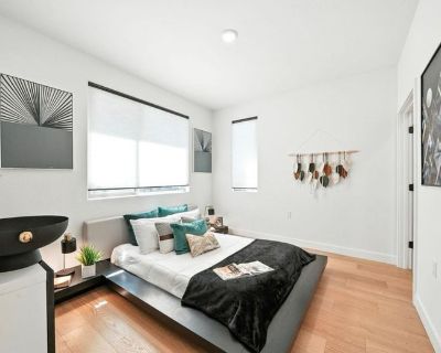 Total rooms: 3. Deposit: $1,000.00 * Utilities included?: Yes * Fees apply?: No. No preference. Non-smoking. Not for couples. Furnishings: Furnished * Parking: Yes * Garage: Yes * Yard/patio: Yes * Disabled access: * Living room: No * Broadband included: Yes. Availability Available Now Minimum term 1 month Maximum term None. Welcome to your new home away from home! This private room is located ...