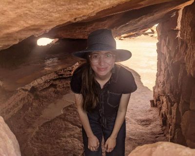 $1,000 /month. Age: 31 * Smoker?: No * Any pets?: No * Occupation: Student * Interests: reading, travelling, food, writing, dancing, work, outdoors, fashion, beach, tv, gardening, walking, science, sleeping, psychology * Gender: Female. Non-smoking room preferred. No pets, please. Females preferred. Age preference: 20 - 80. Looking in: All Antelope Valley , Central Los Angeles , Costa Mesa , Ga...