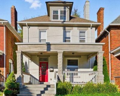 433 Saint Clair Ave. Spacious 4 bedroom, 2.5 bath home is available to rent. Features include a bright living and dining area, modern kitchen, private outdoor space, and off-street parking. Bedrooms offer plenty of closet space, with two full baths plus a convenient half bath. Enjoy the seasons in a fenced in back yard, and two parking spaces in the back of the property. Minutes from the highwa...