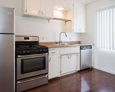 2 Bedroom 1BA 800 ft Pet-Friendly Apartment For Rent in San Diego, CA