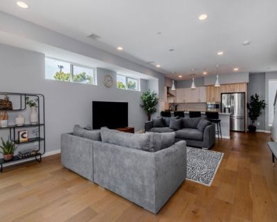 3 Bedroom 4BA 1956 ft Furnished Townhouse For Rent in Los Angeles, CA