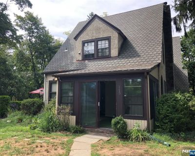 115 Degroff Place. Property for Rent in Park Ridge, NJ for $2,600 with 2 bedrooms and 1 full bath.. One of a kind two bedroom apartment in two-family home on the Park Ridge/Montvale border. This updated 1,000+ sqft unit offers in-unit washer dryer, all appliances (including built in microwave, 3 a/c units and dishwasher) and enclosed porch. Plenty of yard space. Put this address in google maps ...