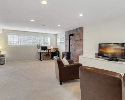 Private room with own bathroom in a House with 1 roomie, Happy Valley, OR 97086