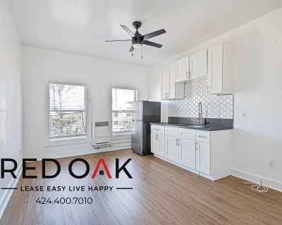 744 Beacon Ave. ~5 Weeks FREE~ Beautiful Bachelor with Kitchen Appliances, Naturally Lit, Ample Closet, On-Site Laundry, and Parking Available ~ In Westlake! *MOVE-IN SPECIAL* **Resident will receive a one-time credit of 5 Weeks FREE off of the Market Rent Price of $1,395, on approved credit. The net effective rent shows the savings over the entire 12-month lease term. The advertised price is b...