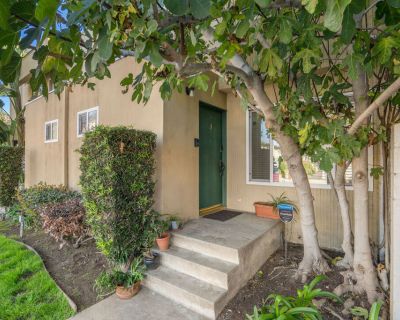 2 Bedroom 1BA 991 ft Condo For Sale in Studio City, CA