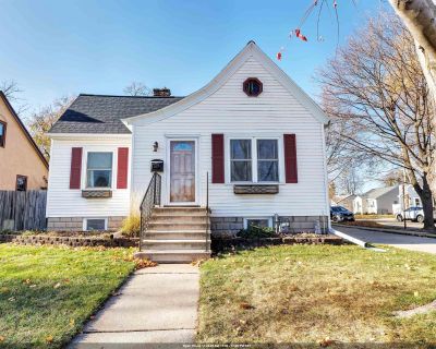 2 Bedroom 1BA 1294 ft Single Family House For Sale in Green Bay, WI
