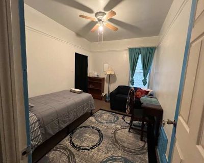 Private room with shared bathroom in a House with 3 roomies, Oak Park, IL 60302