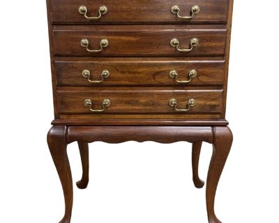 This is a gorgeous vintage Queen Anne style 20th Century four drawer flatware silver chest with felt lining and removable dividers in all drawers. Wood is believed to be cherry. Features cabriole legs, brass hardware, and plenty of space. Solid, sturdy, and functional, with minor cosmetic imperfections consistent with age. Dimensions: - 24.25 in wide - 15 in deep - 34 in tall. Dimensions 24.25 ...