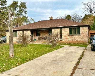 1 Bedroom 2262 ft Studio For Sale in Allouez, WI