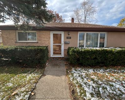 946 E Grant Drive. This well-appointed ranch has been fully renovated and offers 2 bedrooms, 1 bath, a bright living room, and inviting family room overlooking the backyard. ** Porcelain tile floors with radiant heat, neutral paint, crisp trim, and new window treatments throughout. **Modern kitchen with white shaker cabinets, granite countertops, garden window, and stainless steel appliances.**...
