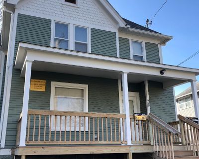 619 Bowery St #1. 5 Bedroom / 2 Bath Duplex Walk to Campus!Secure this large, well-located 5BR/2BA duplex unit for the 2026-2027 lease year.Key Features Include: Walkable to the University of Iowa main campus and downtown. Easy drive to Kirkwood Community College. Parking: FIVE off-street parking spaces included a bonus in the downtown area!Kitchen: Large kitchen, perfect for group dining, with...