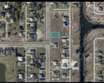 Single Family Home For Sale in CAPE CORAL, FL