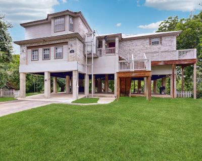 4 Bedroom 2.5BA Pet-Friendly Retreat Vacation Rental in Guadalupe Oasis, Seguin,...