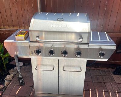 H132 Nexgrill 4 burner grill with propane tank