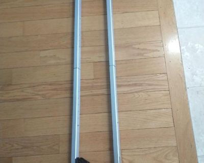 Adjustable roof crossbars
