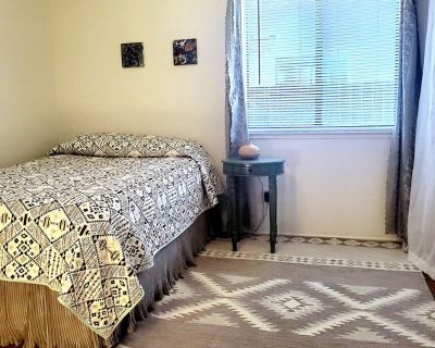 Artist, gardening, bird enthusiast, nature lover. My house is cozy and interesting. Bird sanctuary backyard with a giant oak tree.. 1 Bedroom. 1 Bathroom