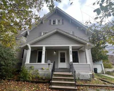 4 Bedroom 1BA 1344 ft Pet-Friendly Apartment For Rent in Fort Dodge, IA