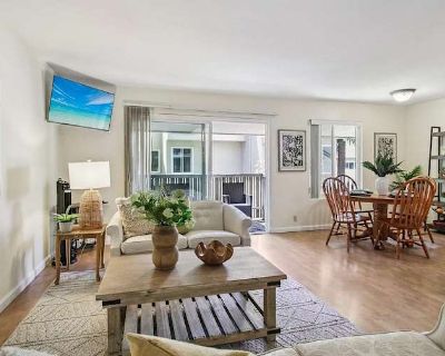 Private room with shared bathroom in a Condo, Walnut Creek, CA 94597