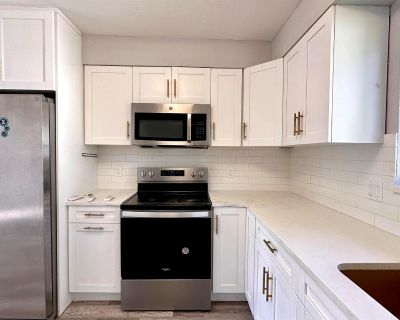 2 Bedroom 1BA 900 ft Apartment For Rent in Greenacres, FL