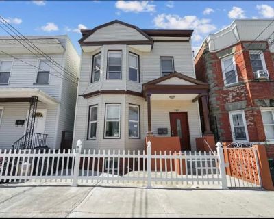 Private room with shared bathroom in a House with 4 roomies