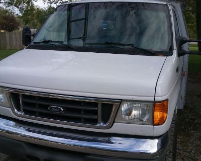 2004 Ford E350 knapaniede enclosed utility bed