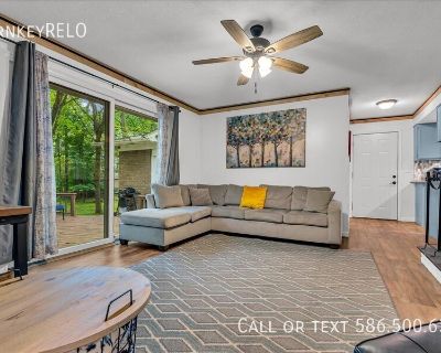 3 Bedroom 1BA 1240 ft Furnished Pet-Friendly Single-family home For Rent in Rochester Hills, MI