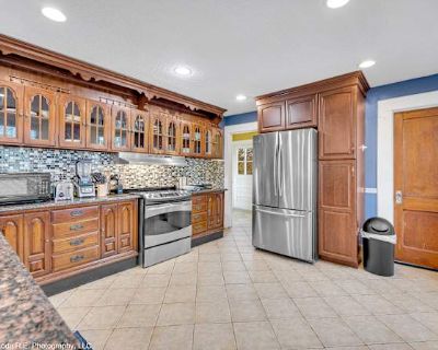 Private room with shared bathroom in an apartment with 2 roomies