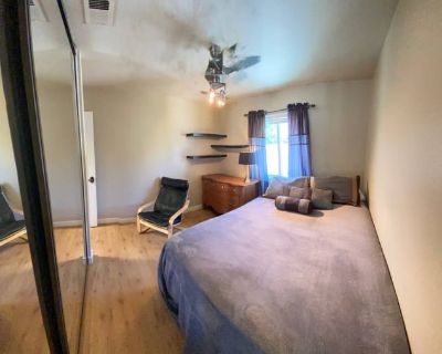 Private room with shared bathroom in a House with 2 roomies, Temecula, CA 92591