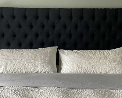 King tufted bed navy structube