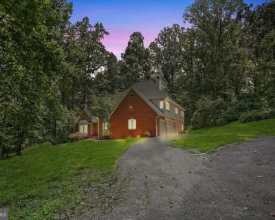 12624 GOLDEN OAK Drive. image_url. Patio / balcony Hardwood floors Dishwasher Garage Recently renovated Stainless steel Unit Amenities bathtub carpet dishwasher fireplace garbage disposal hardwood floors oven patio / balcony refrigerator walk in closets recently renovated stainless steel Property Amenities parking garage guest suite. 5 Bedroom. 6 Bathroom. 5602 ft