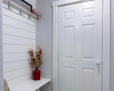 Hey guys!My name is meagan Im renting my second bedroom which has its own bathroom!! Always a big plus!Washer and dryer are shared Bills are shared.Huge backyard! I have two Aussies pups so you must be okay with animals.No drugs! I do require a background check Copy of drivers license Three months of pay stubs or income prior to moving in.My shortest lease agreement is 6 months would prefer a y...