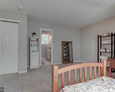 Private room with own bathroom in a Townhouse, Chesterbrook, PA 19087