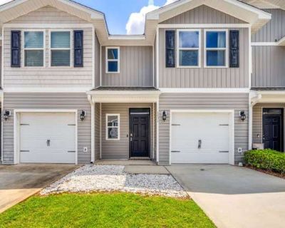 3 Bedroom 2.5BA 1428 ft Pet-Friendly Apartment For Rent in Bellview, FL