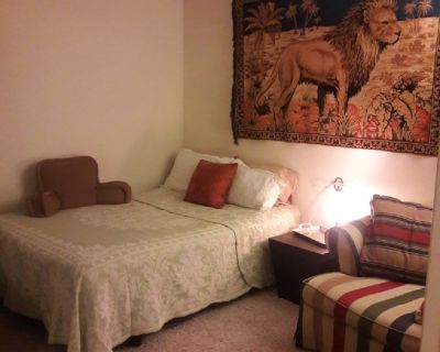 2nd Floor ...Clean, cozy, furnished bedroom for rent near downtown Grapevine. 
Lovely apartment complex with beautiful pool and grounds.  Tennis Court and Gym.  Great location 10mins from DFW airport and minutes from old town shopping, bars and sight seeing. Grapevine Lake about 12mins. Lots of activity opportunities. Quick access to highway. Room is furnished and you will have semi-private bat...