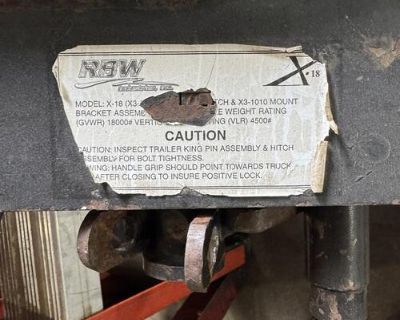 Fifth wheel hitch for rail system