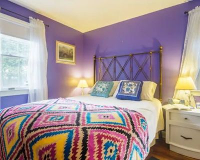 Private room with shared bathroom in a House with 2 roomies