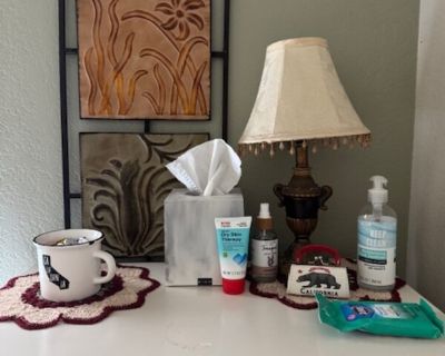 * I do not allow same day bookings *I have a room in my home with a queen size mattress and private bathroom. The rest of the house is shared with my husband, myself and our 3 dogs . Check in time 3:00 PM (15:00), Check out time 11:00 AM. Both times are flexible, within reason, after 9:00 pm arrival, guests will do self check in. I will not accept same day reservations. 50% payment due at time ...