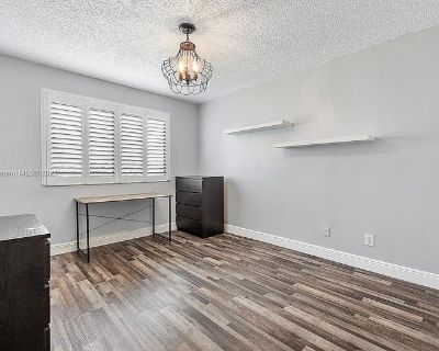Unfurnished Room for Rent - Roommate Wanted: Cozy Room in Pet-Friendly Apt