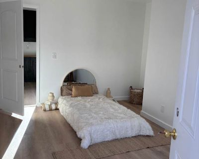 Private room with shared bathroom in a House with 1 roomie, Mojave, CA 93501